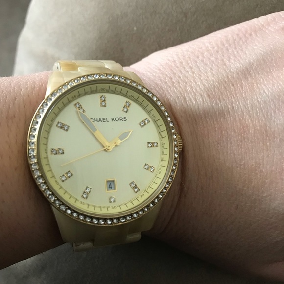 Michael Kors shell watch - Picture 2 of 8